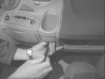 En hand som justerar panelen i en Fiat Multipla interiör.