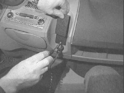 En hand som använder tänger vid instrumentpanelen i en Fiat Multipla.