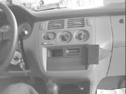 En bilinteriör med kontrollpanel och en monteringsbygel.