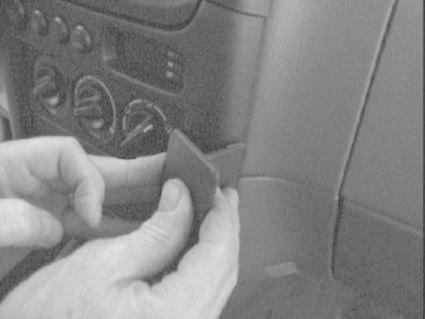 Montering av ProClip-hållare i en Kia Sportage, fokus på vinklad bygel.