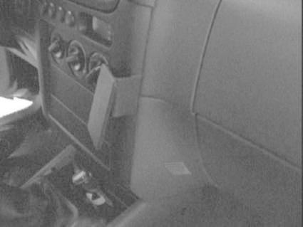 Monteringsbygel för Kia Sportage, vinklad för bilens instrumentbräda.