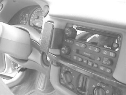 Instrumentpanel med radio och kontrollknappar i en Chevrolet Impala 00-05.