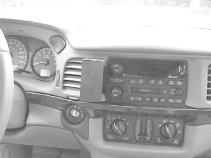 Instrumentbräda med stereo och kontroller i en Chevrolet Impala 00-05.