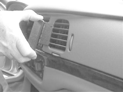 En hand justerar luftventilen i en Chevrolet Impala 00-05.