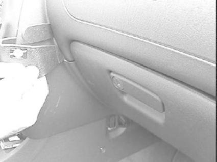 Monteringsbygel för Mitsubishi Carisma, vinklad och del av interiör.