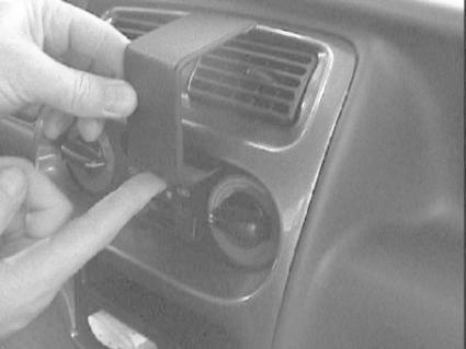 En person monterar en bygel på en bils instrumentpanel.