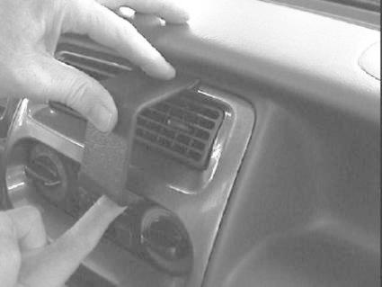 Monteringsbygel fästes på instrumentbrädan i en Daihatsu Sirion.