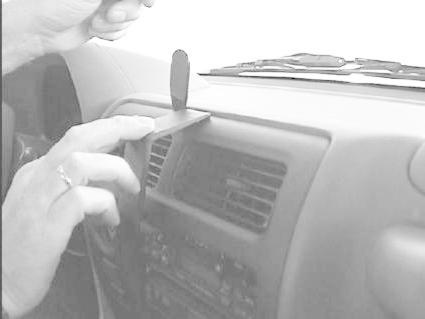 En hand justerar en del på instrumentpanelen i en Toyota LandCruiser.