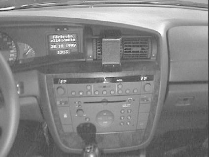 Instrumentpanelen i en Opel Omega 00-05 med radio och klimatanläggning.