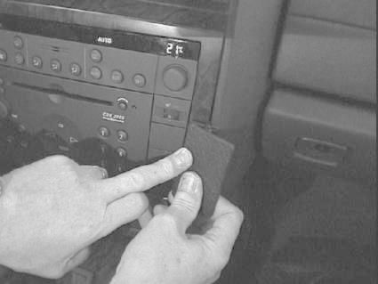 Bilder visar en bilinteriör med knappar och en hand som pekar på en enhet.