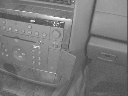 En bilradioenhet i en Opel Omega, med knappar och digital visning.