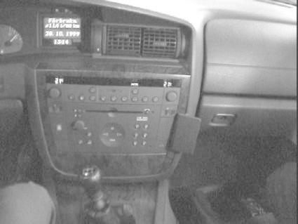 Interiör från en Opel Omega med kontrollpanel och växelspak.