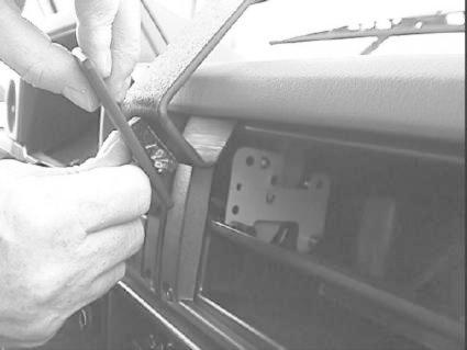 Montering av en vinklad bygel på instrumentpanelen i en Toyota LandCruiser 70.