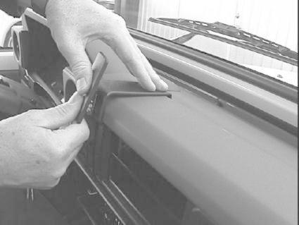 Montering av vinklad bygel på instrumentpanelen i en Toyota LandCruiser 70.