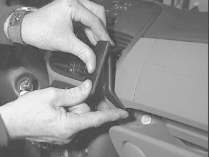 Händer monterar en vinklad bygel i en Fiat Punto.