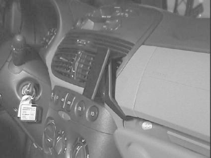Bild av en vinklad monteringsbygel för Fiat Punto 00-03, installerad i bilens instrumentbräda.