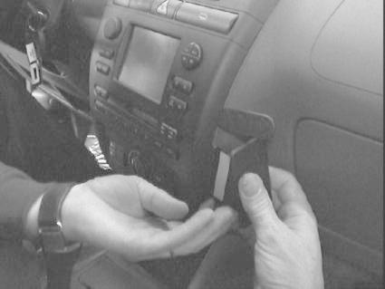 Monteringsbygel för att fästa tillbehör i bilens mittkonsol.