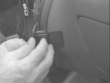 Monteringsbygel installeras vid bilens instrumentbräda.