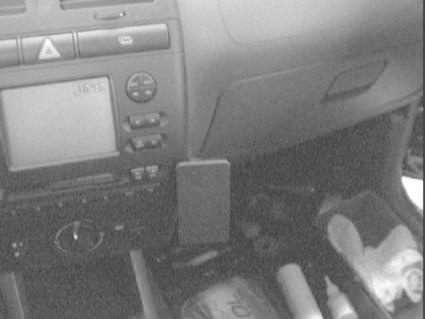 Monteringsbygel för bil, placerad vid instrumentpanelen.