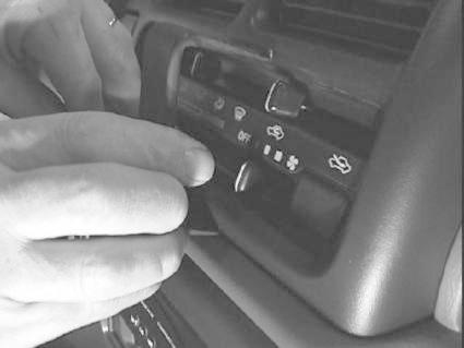 Händelse där en hand monterar en komponent i en bils instrumentpanel.