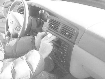 En hand justerar kontrollpanelen i en Ford Taurus 00-07.