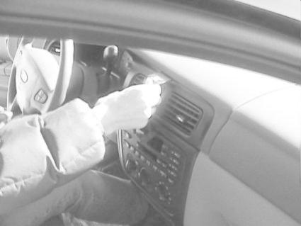 En person justerar bilens luftventiler inuti en Ford Taurus.