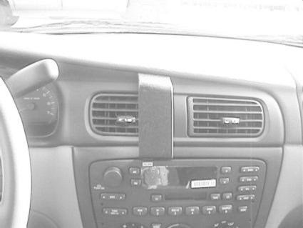 Instrumentbräda med luftventiler och radiokontroller.