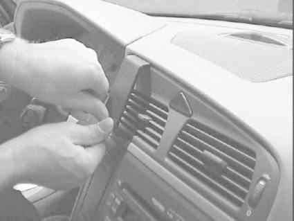 En person justerar luftutblåsen i bilen Volvo V70.