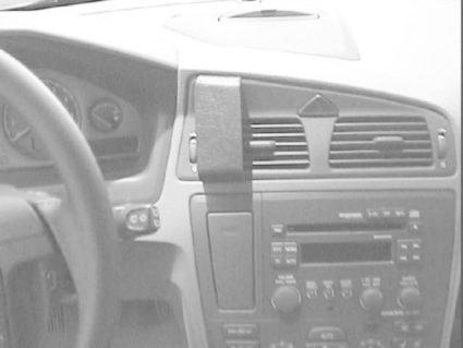 Instrumentbräda med luftutlopp och bilradiosystem.