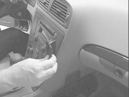 Instrumentpanel i en Volvo V70, med en hand som justerar en komponent.