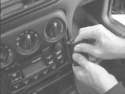 En person justerar kontrollerna på en bils instrumentbräda.
