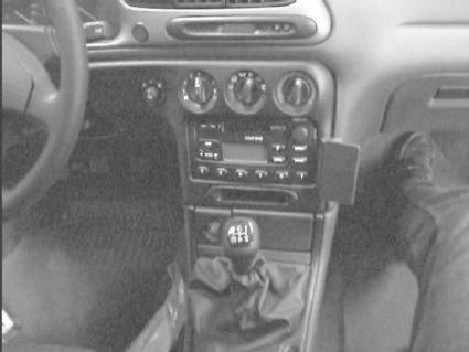 Interiör av en Ford Mondeo med mittkonsol och växelspak.