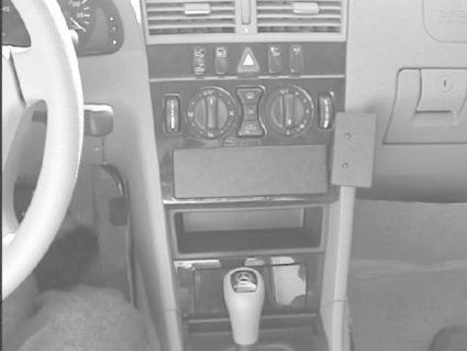 Interiör av en Mercedes Benz C-Klass med kontrollpanel och växelspak.