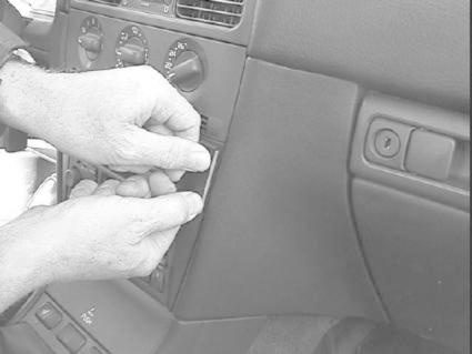 En person tar bort en panel i en Volvo S40.