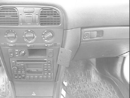 Instrumentpanel i Volvo S40, med kontroller och stereo.