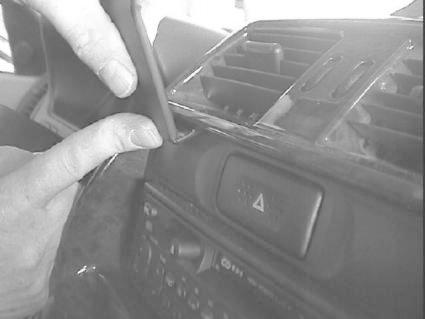 En person arbetar med instrumentpanelen i en Nissan Terrano II.