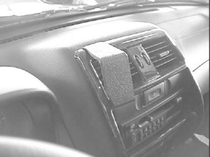 En bilinteriör med en central panel och ljudsystem.