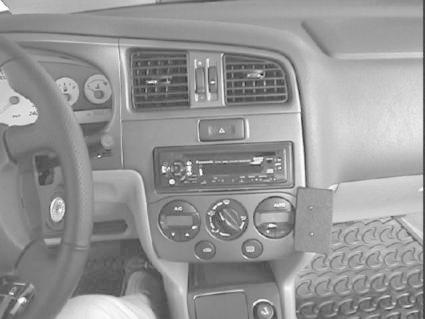 Förarsidan av bilens instrumentpanel med radio och kontroller.