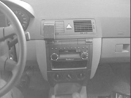 Interiör av en bil med radio och monteringsbygel.