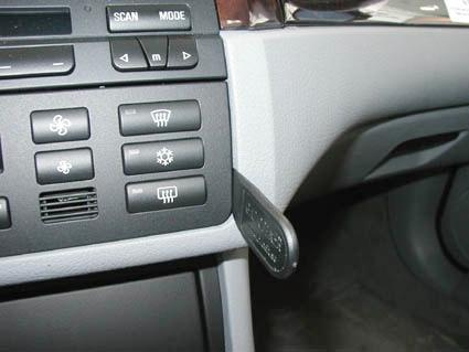 Kontrollpanel med knappar för luftkonditionering och andra funktioner.