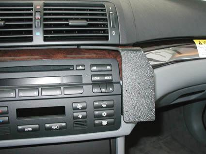 Instrumentpanel med kontroller och en läderliknande detalj.