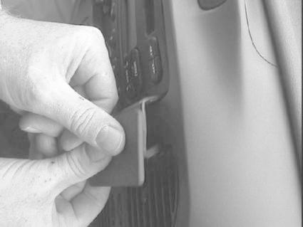 En hand justerar en kontrollpanel i en Ford Transit 00-06.