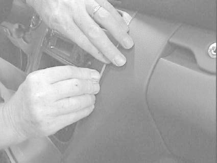 Händer som arbetar med interiördetaljer i en Mercedes Benz C-Klass.