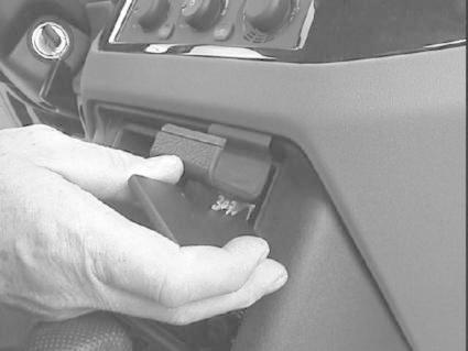 En hand som trycker på en kontroll i Mitsubishi Pajero/Shogun.