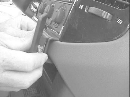 Verktyg används för att justera medföljande delar i Mitsubishi Pajero/Shogun.