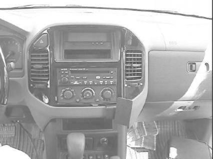 Interiör av Mitsubishi Pajero/Shogun 00-06 med kontrollpanel och stereo.