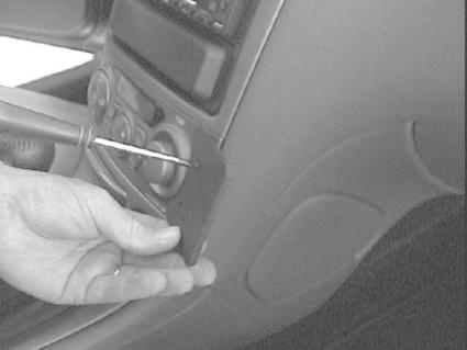 Bild visar en hand som jobbar med bilens instrumentpanel.