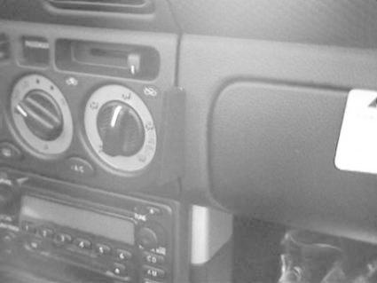 Inredning av bil med regleringsknappar och stereo.