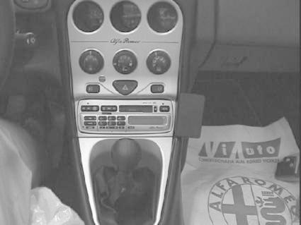 Instrumentpanel i en Alfa Romeo med klimatanläggning och växelspak.