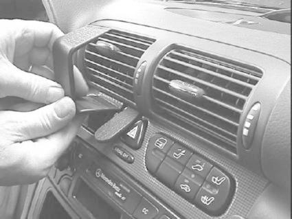 En hand justerar ventiler i en Mercedes Benz C-Klass från 00-06.